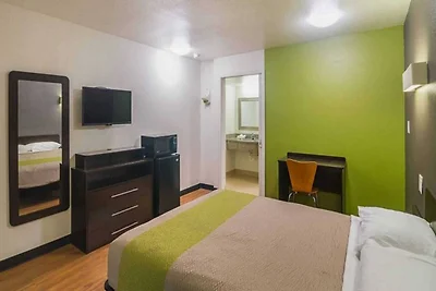 1 King Bed | Non-Smoking, Kitchen