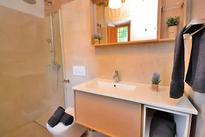 Haus in Llubi mit Pool und Garten