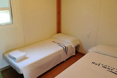 Holzbungalow auf einem Campingplatz