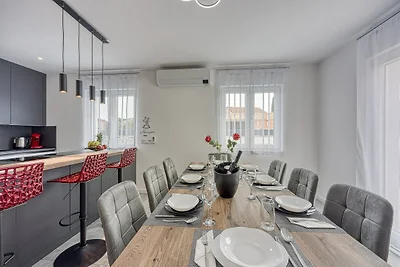 Peaceful Blooming Villa with Pool - Four Bedr...