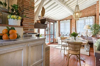 Charmantes Ferienhaus in Uzzano mit Garten