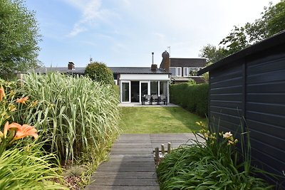 Modernes Ferienhaus in Nieuwvliet mit Garten