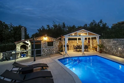 Bella casa vacanza con piscina privata a Mali...