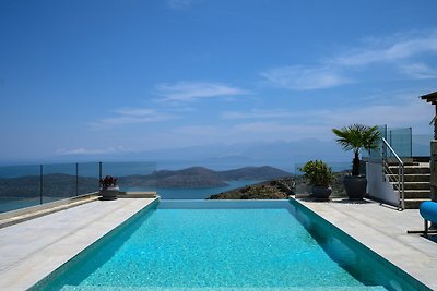 Moderne villa aan het water in Elounda