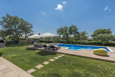 Villa in Tinjan with swimming pool