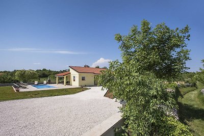 Villa moderna con piscina e ombrellone a...