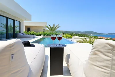 Villa in Tkon mit Schwimmbecken