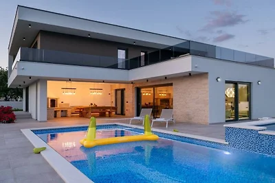 Villa in Juršići mit Schwimmbecken