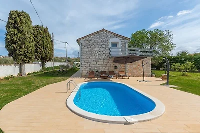 Casa de vacaciones en Kaštelir con piscina.