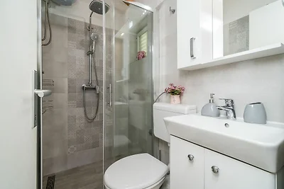 Indy's Beach Apartments -Two Bedroom Apartmen...