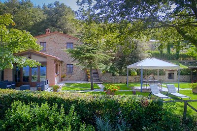 Verlockendes Ferienhaus in Cortona mit Pool