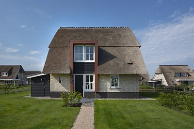 Chic Villa mit einem Kamin in Tjekemeer
