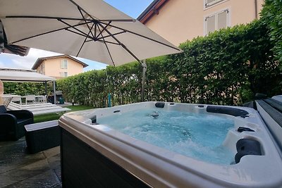 Splendid Villa in Pietrasanta, top location i...
