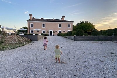 Stilvolles Loft in einer Villa mit Poolzugang