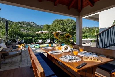 Three Bedroom Villa with Swimming Pool and...