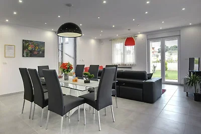 Modernes Ferienhaus mit Pool in Bratulici