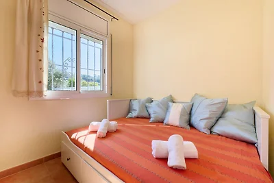 Villa tranquilla con piscina e vista mare
