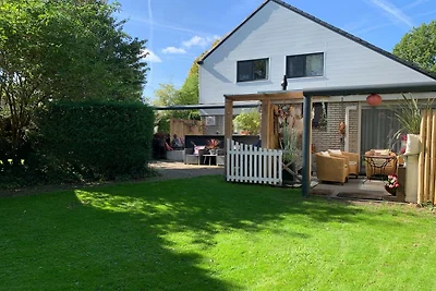 Villa mit Wellnesswanne, Sauna und Garten