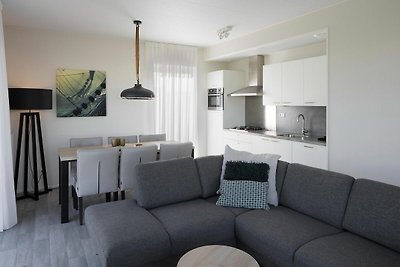 Moderna casa con lavastoviglie e microonde a ...