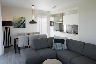 Moderna casa con lavastoviglie e microonde a ...