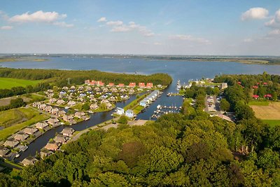 Bungalow aan het water op een vakantiepark