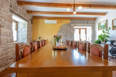 Vakantiehuis in Pićan met zwembad