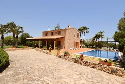 Villa in Muro met zwembad en tuin