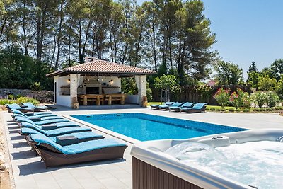 Luxuriöse Villa in Juršici mit Pool
