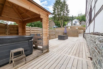 Bauernhaus am See Coo mit Jacuzzi