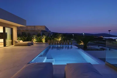 Villa in Tkon mit Schwimmbecken