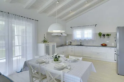 Moderna Villa Histria con piscina e vista