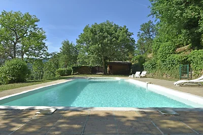 Ampia casa vacanze con piscina a Le Var