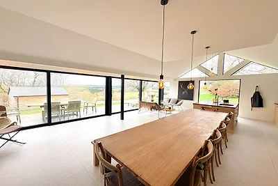Luxusvilla mit Garten und Seilrutsche