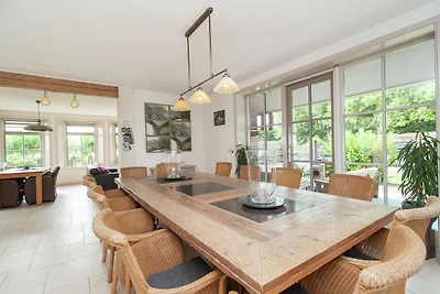 Modernes Ferienhaus mit Whirlpool in...