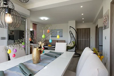 Trendy and Chic Apartment with Terrace and Pr...