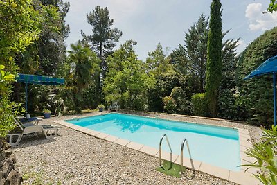 Ruhiges Ferienhaus mit Swimmingpool in Les...