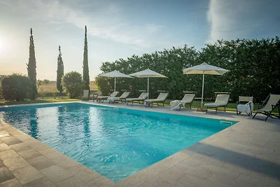 Eingerichtetes Ferienhaus mit Pool