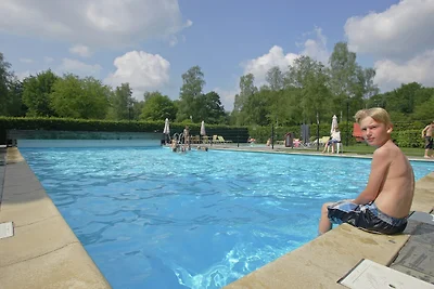 Chalet am Wasser mit sonniger Terrasse