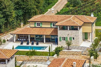 Elegantes Familienrefugium mit Pool in...