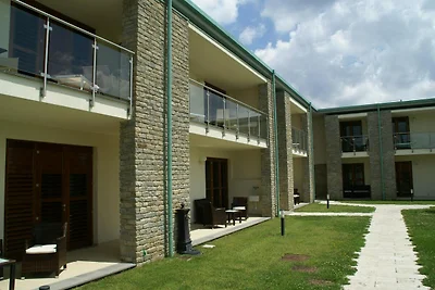 Modern eingerichtetes Apartment mit Klimaanla...