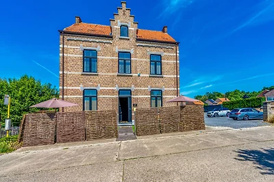 Luxuriöses Ferienhaus in Heers mit Terrasse
