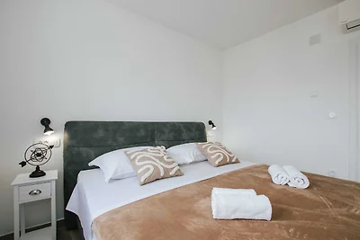 Spacious Luxury Trogir Apartments - Classic T...