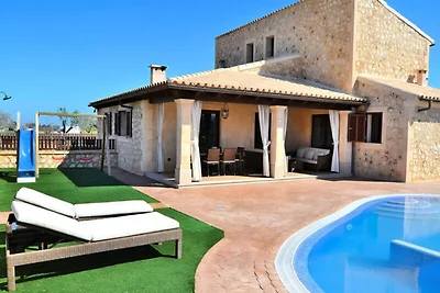 Villa in Buger mit Pool und Spielplatz