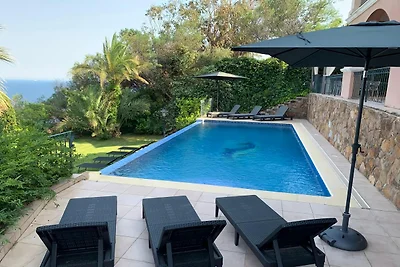 Villa in Anthéor mit Pool und Strandblick