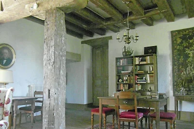 Château in der Auvergne mit Fluss und...