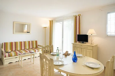 Villa estiva con terrazza o loggia, situata i...