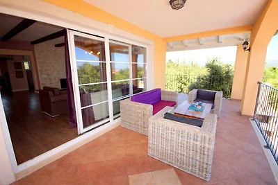 Villa con piscina e giardino recintato