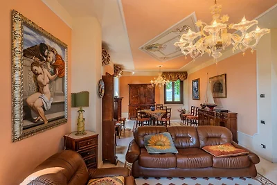 Lussuosa villa con grande piscina a Tolentino