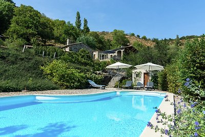 Hangvilla mit Swimmingpool in Pourchères