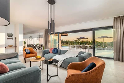 Villa Borealis - Six Bedroom Villa with Swimm...